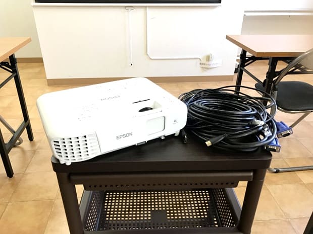 第三会議室もプロジェクター及びスクリーンを完備|第三会議室(本館3階)|高崎白銀ビル貸し会議室