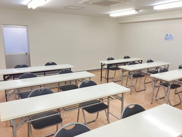 第四会議室は会場面積34m²となり、少人数の収容が可能です|第四会議室(本館3階)|高崎白銀ビル貸し会議室