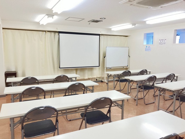 ホワイトボードなども完備していますのでビジネスにも適しています|第四会議室(本館3階)|高崎白銀ビル貸し会議室