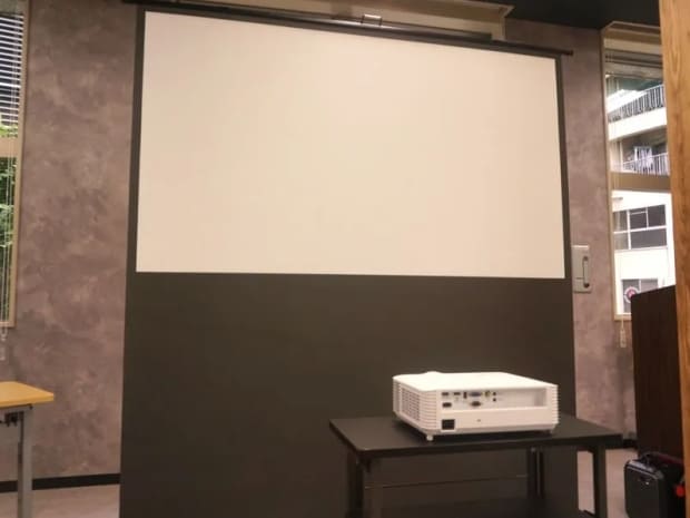 スクリーン|無料備品|新宿アイタウン会議室