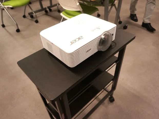 プロジェクター|無料備品|新宿アイタウン会議室