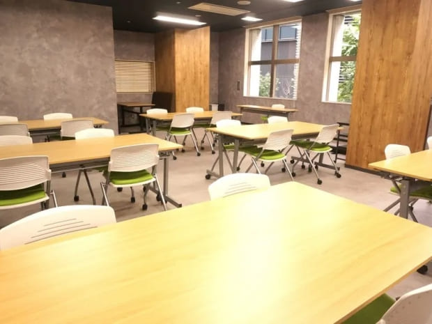 フルリフォーム後の美しい内装|新宿アイタウン会議室