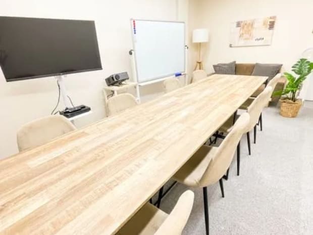 最大14名収容可能|COCO会議室なんば駅前店