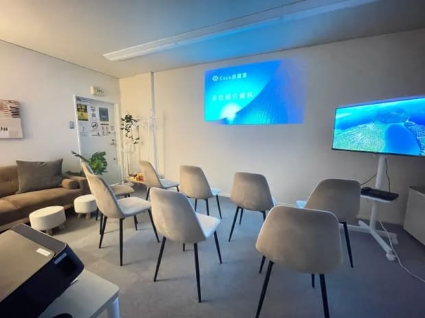 プロジェクターも無料で使用可能|COCO会議室なんば駅前店