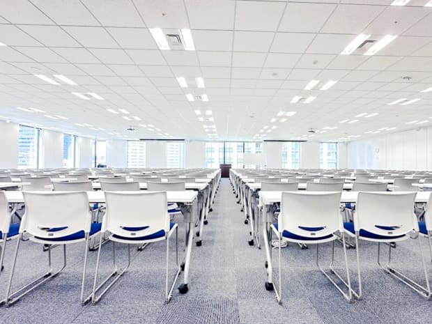 白を基調にした明るい室内|ビジョンセンター横浜みなとみらい