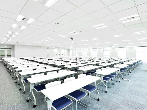 スクール形式で最大400名収容可能|ビジョンセンター横浜みなとみらい