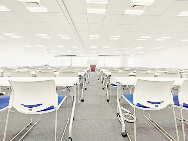 白を基調とした落ち着いた会議室|ビジョンセンター新橋