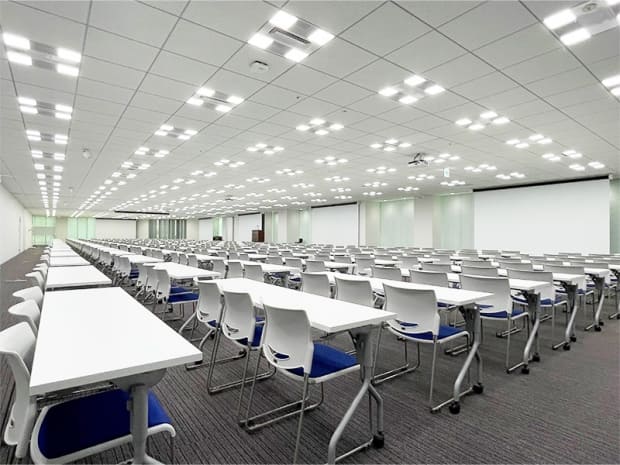 最大600名収容可能な大会議室|ビジョンセンター東京 京橋