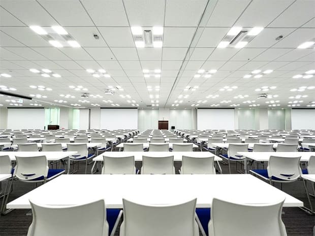 白を基調にした清潔感あふれる室内|ビジョンセンター東京 京橋