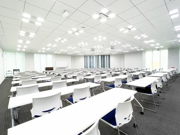 広々とした室内|ビジョンセンター東京 京橋