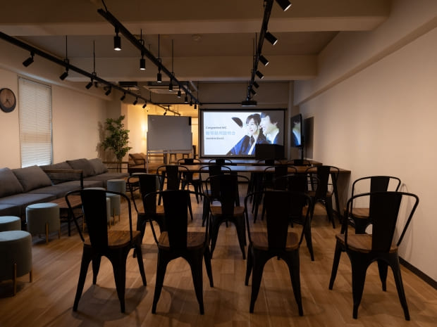 プロジェクターで映画鑑賞も♪|ECOHES京都中央
