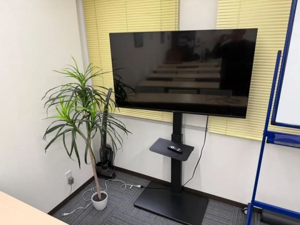 大型モニター(可動式スタンド付)|無料備品|NEXUS三宮